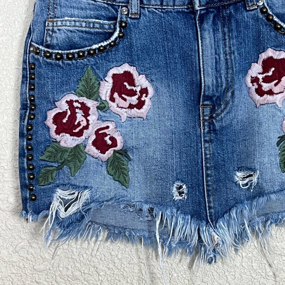 Free People Wild Rose Jean Skirt Size 2 Blue Embroidered Fray Hem Mini Floral - Picture 6 of 15